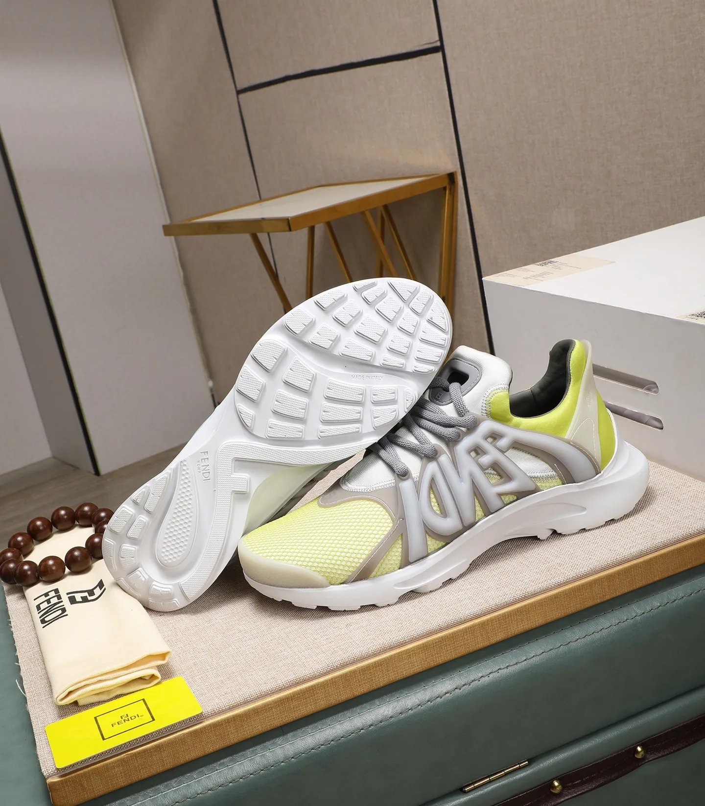 Men's Men's Shoes 💰800 Fendi Fendi's latest Tag series of men's casual mesh sports running shoes, originally purchased and developed, this Tag sneaker is a one-leg sneaker, made of black high-tech mesh material with gray neoprene details. Oversized FENDI lettering on the side and translucent rubber details. Light and flexible rubber running shoe soles, beautifully packaged at the delivery counter, customized breathable lining, original molded foam rubber outsole, sole thickness: 3.5CM! Size: 40-44 (customized at 39.45.46)
